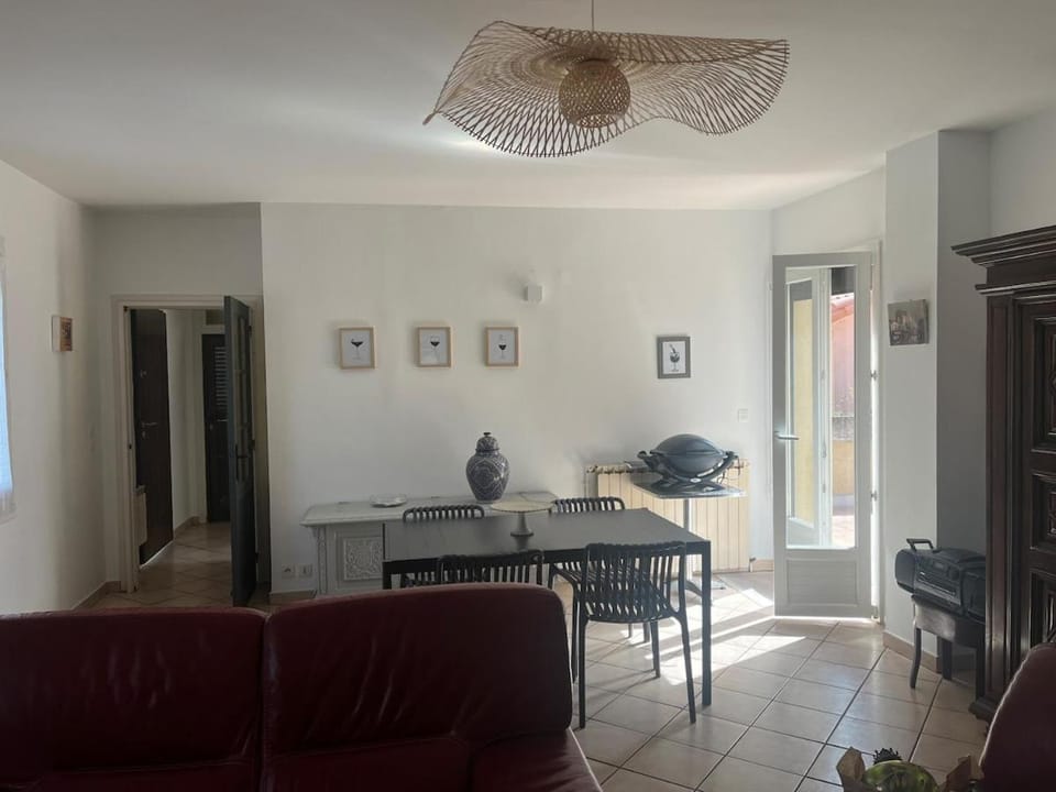 MCC House, cozy accommodation with terrace and BBQ House in Occitanie