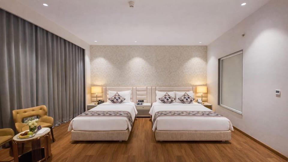 Bed, Living room, Photo of the whole room, Seating area, Bedroom