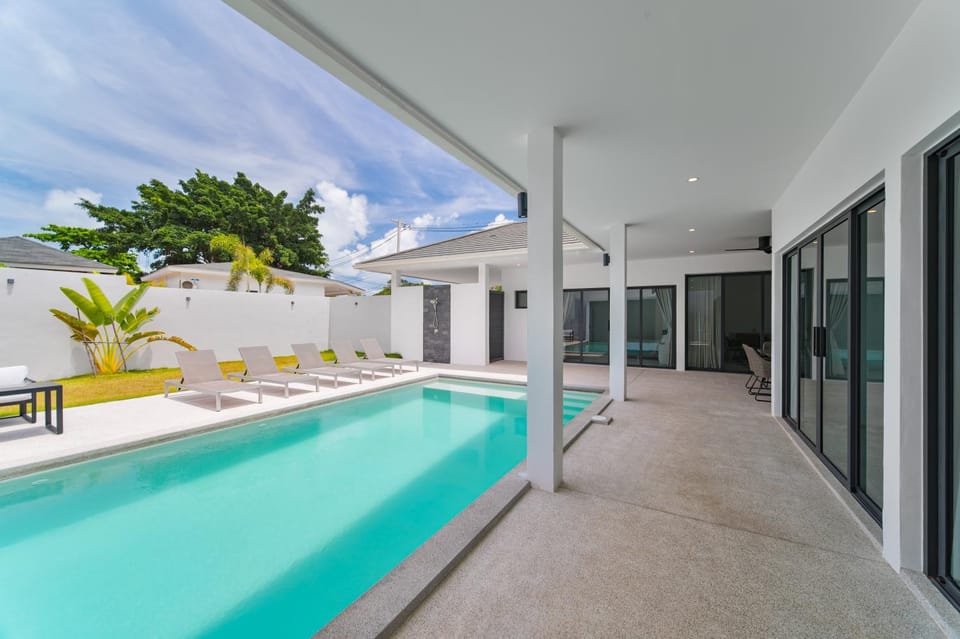 Patio, Pool view, Swimming pool, Swimming pool, sunbed