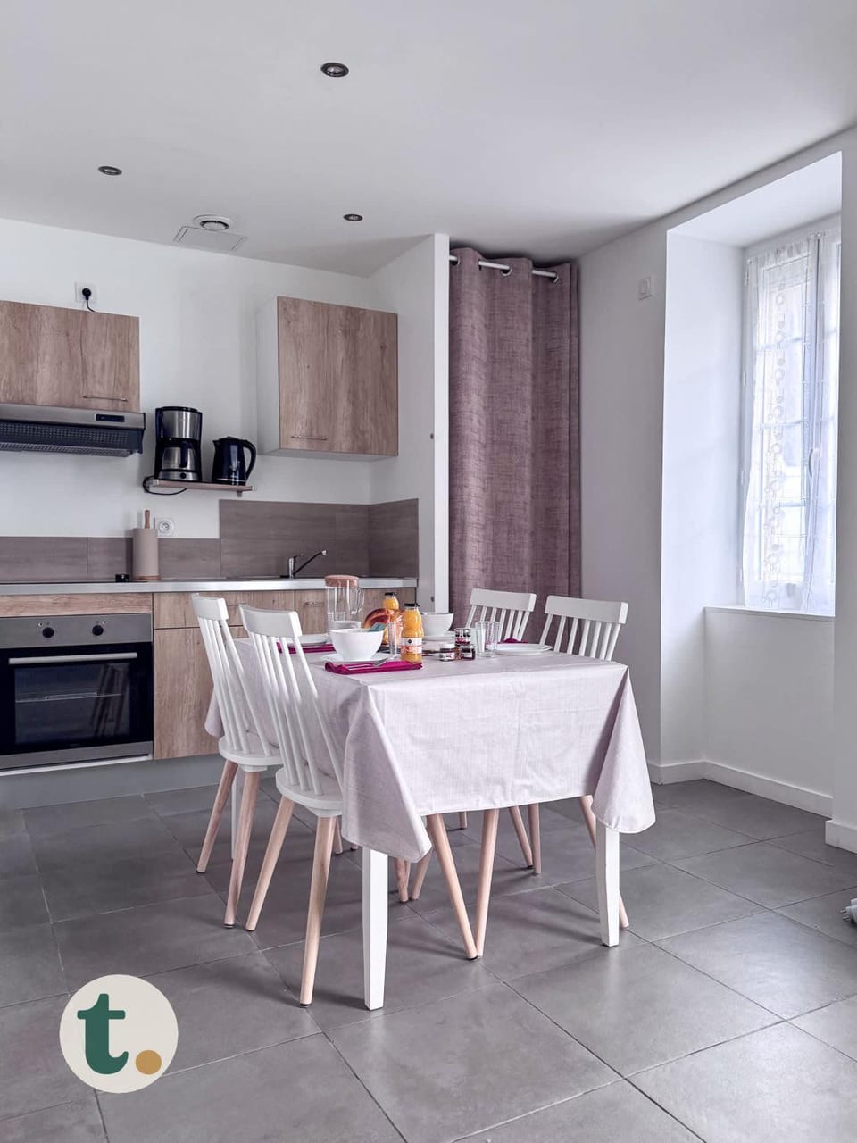 Coffee/tea facilities, Kitchen or kitchenette, Dining area, stove