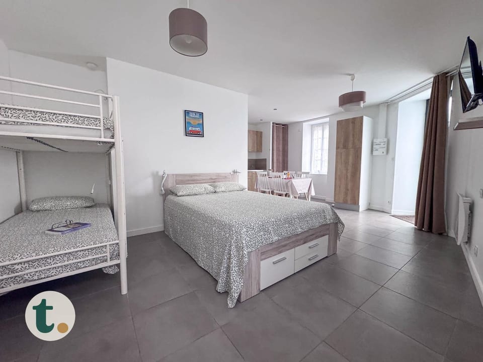 Bed, TV and multimedia, Photo of the whole room, Bedroom