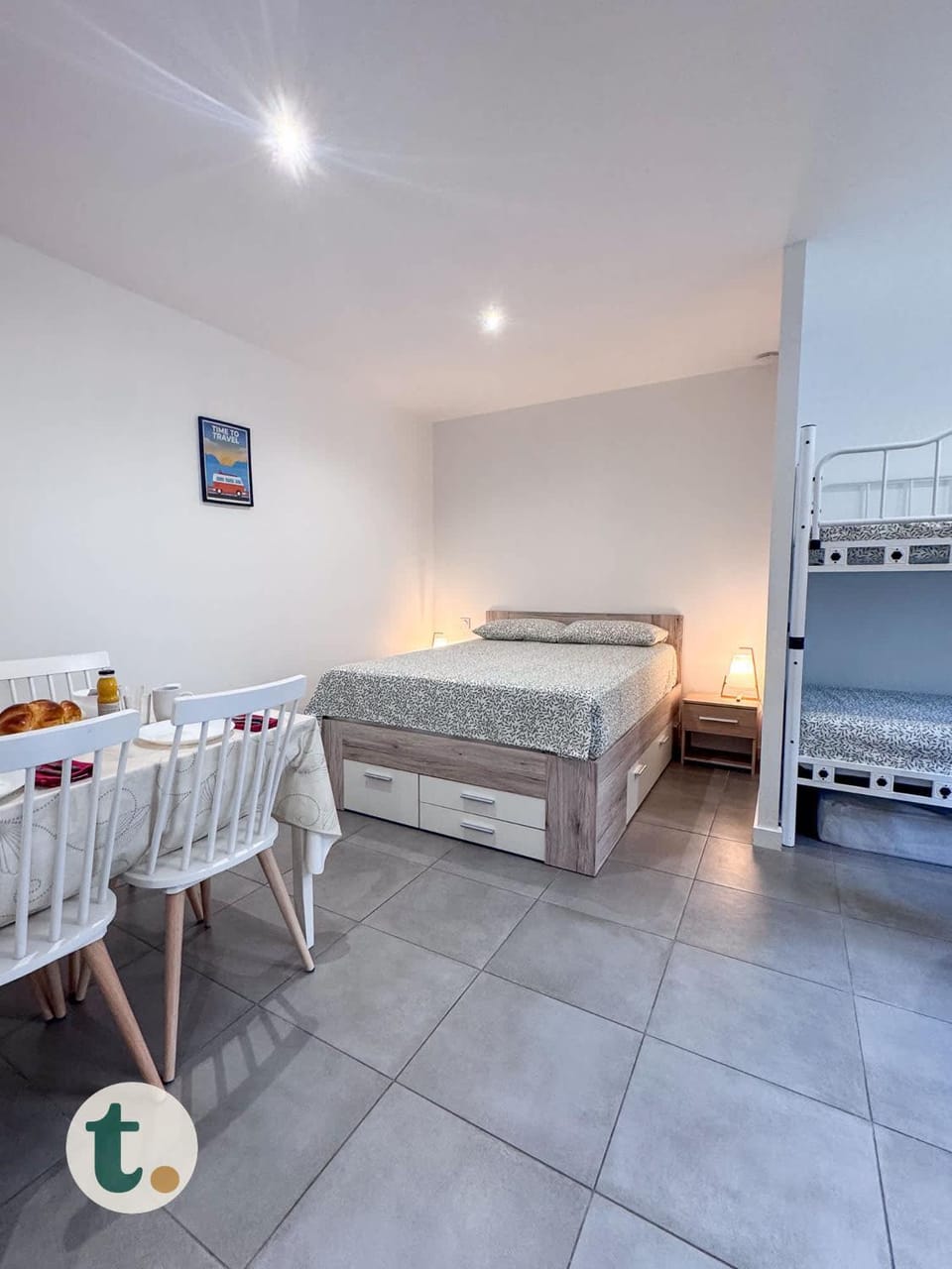 Bed, Photo of the whole room, Dining area, Bedroom