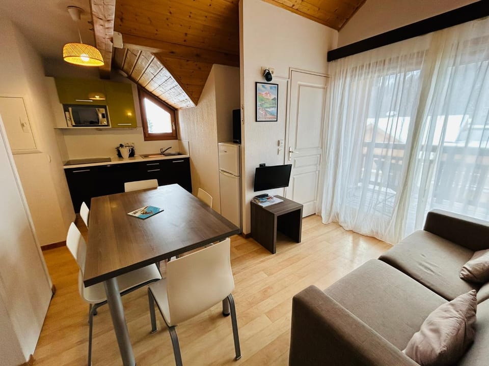 Kitchen or kitchenette, Living room, Seating area, Dining area, stove