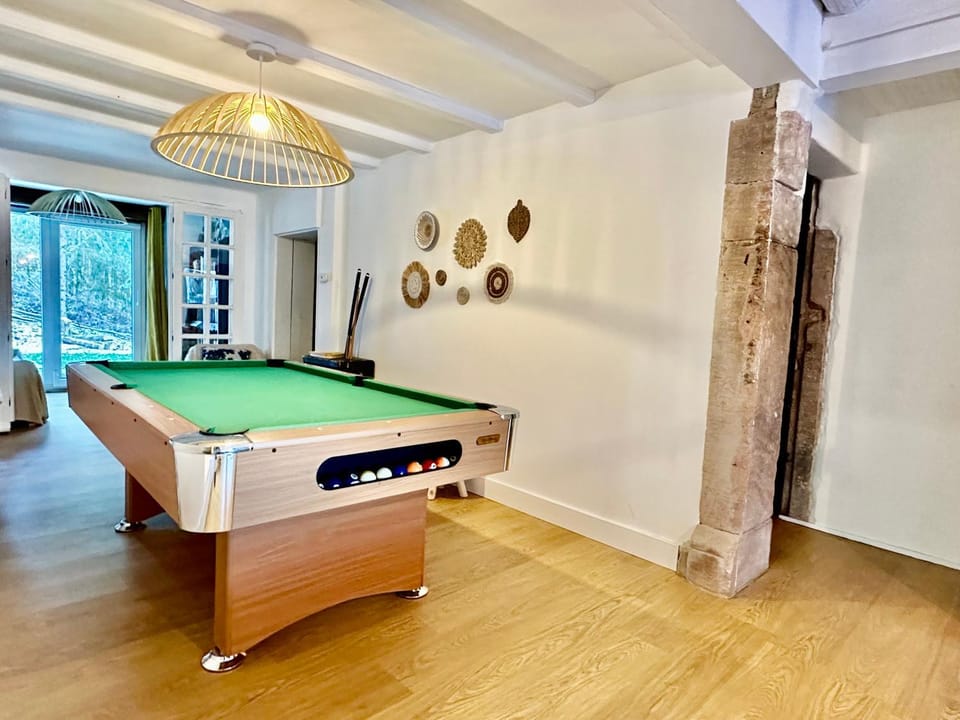 Billiard, Game Room