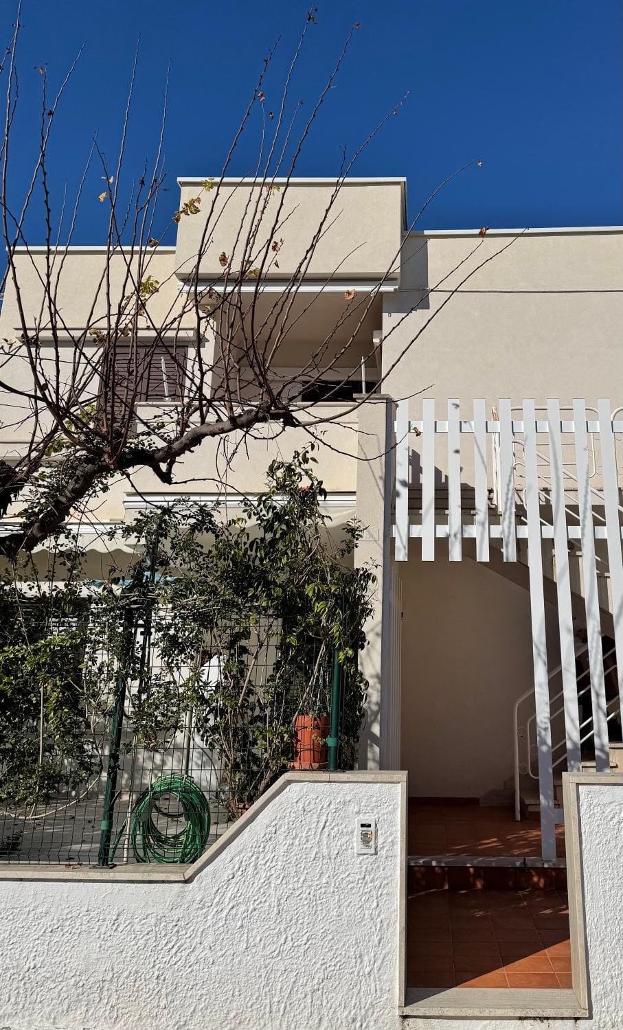 Property building, Day, Balcony/Terrace