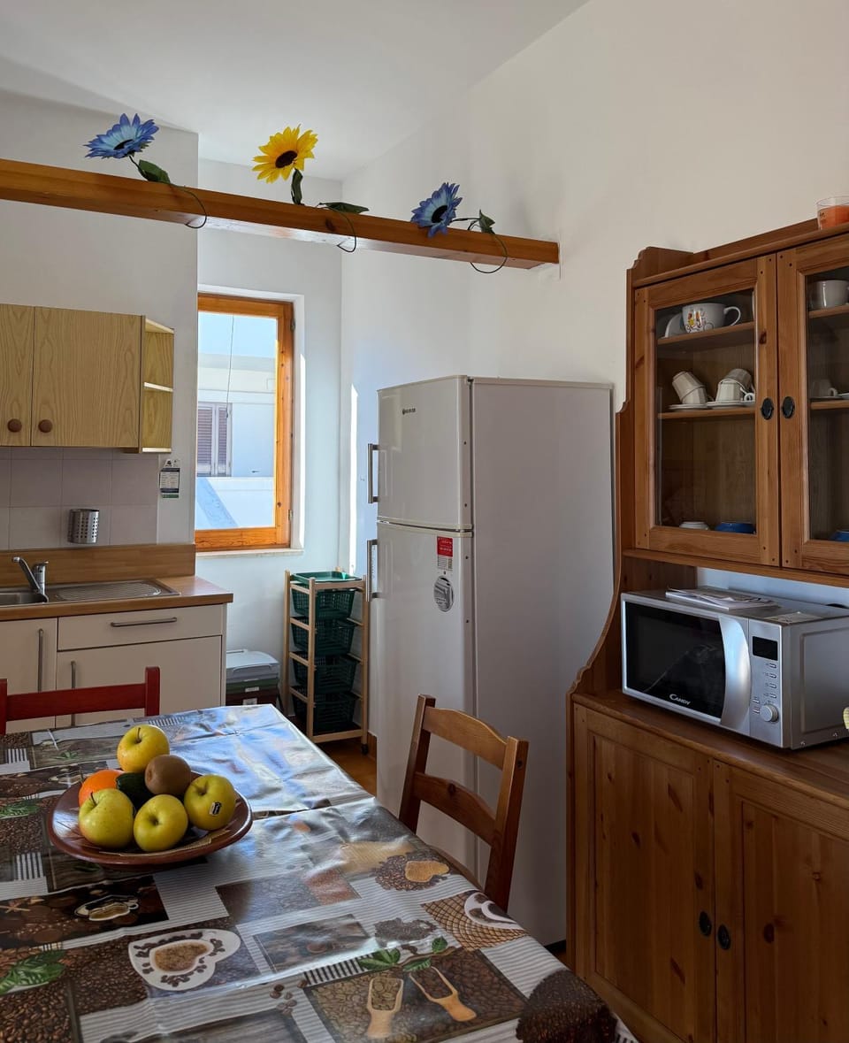 Kitchen or kitchenette, Dining area, oven, stove