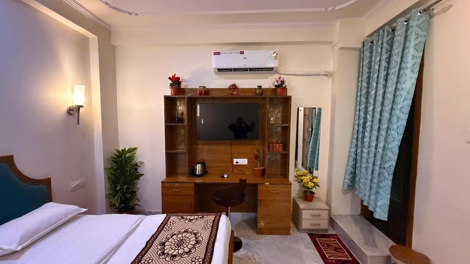 THE Morden palace 43Tv wifi balcony Ac Bed and Breakfast in Jaipur