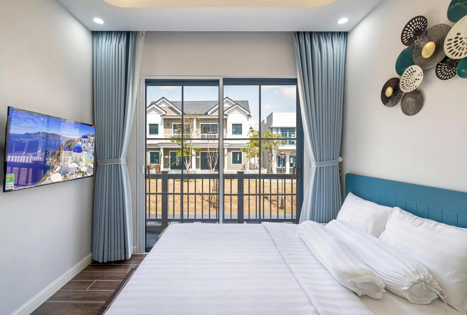 Bed, TV and multimedia, View (from property/room), Balcony/Terrace, Photo of the whole room, Bedroom