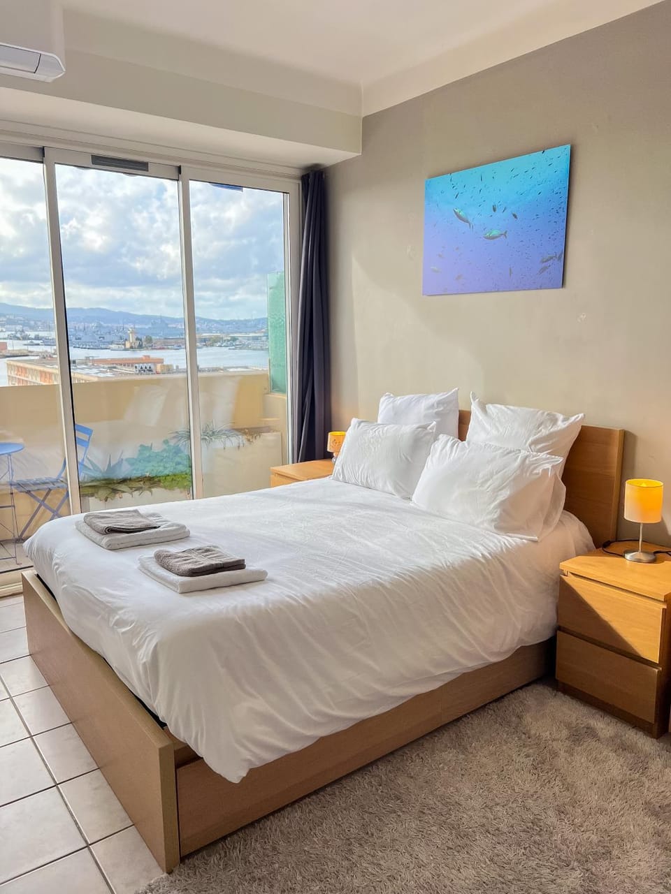 Bed, Natural landscape, Photo of the whole room, Bedroom