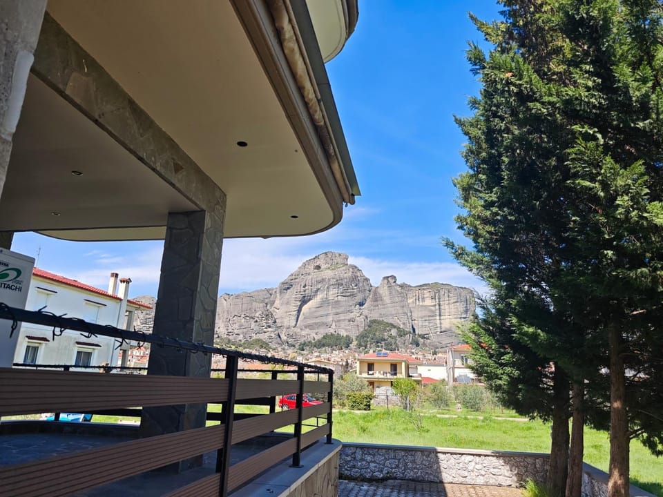 Under the rocks luxury Apartment in Kalabaka