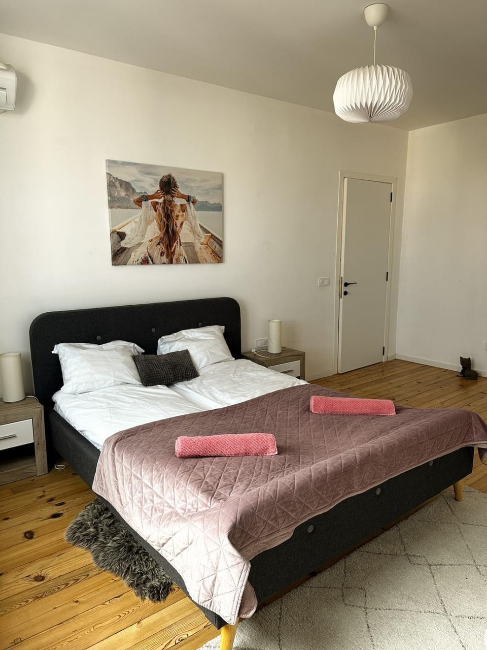Bed, Photo of the whole room, Bedroom, towels