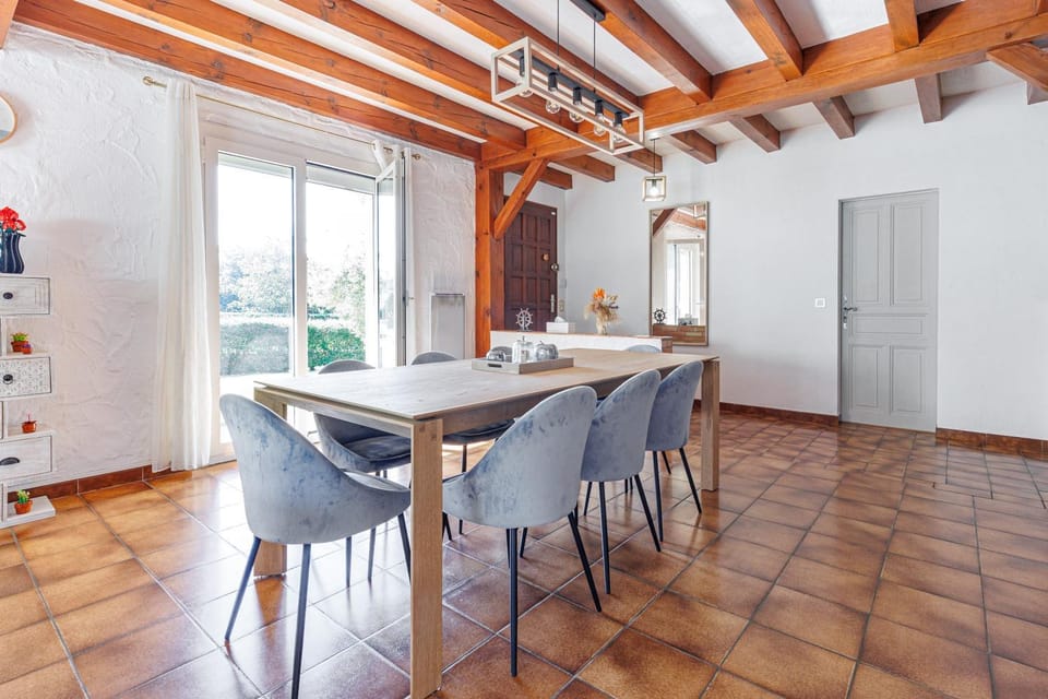 Property building, Kitchen or kitchenette, Living room