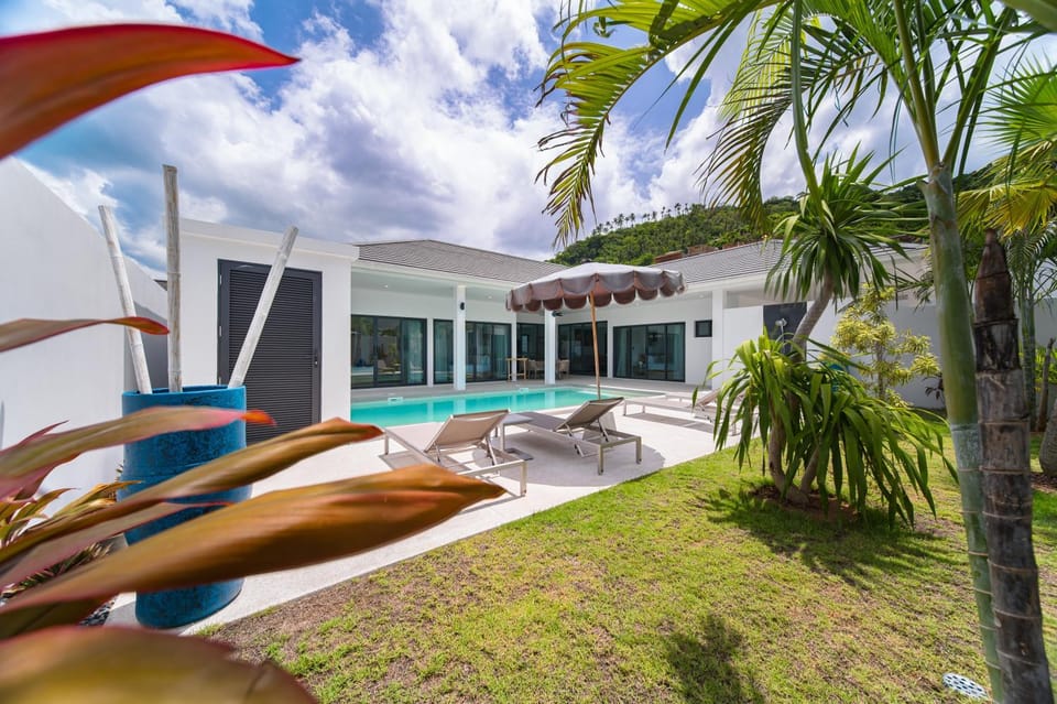 Property building, Garden view, Pool view, Swimming pool