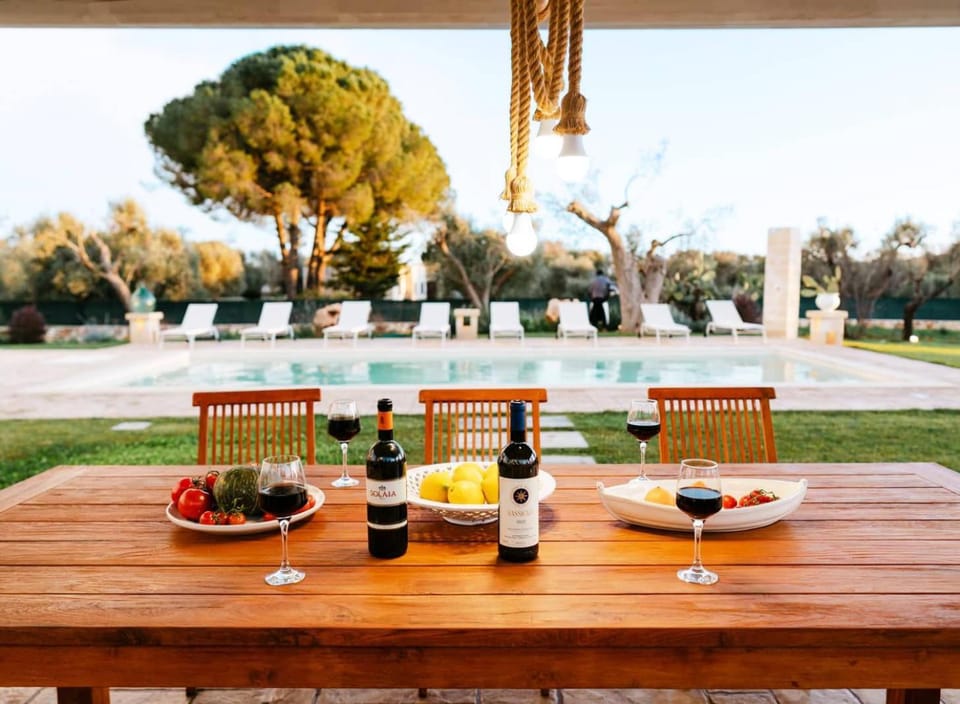 Food and drinks, Dining area, Garden view, Pool view, Swimming pool, Drinks, Alcoholic drinks