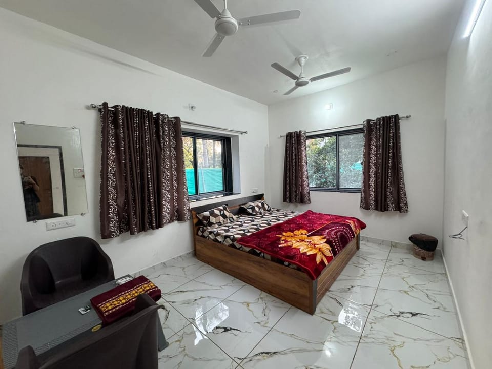 Bed, Photo of the whole room, Seating area, Bedroom, towels