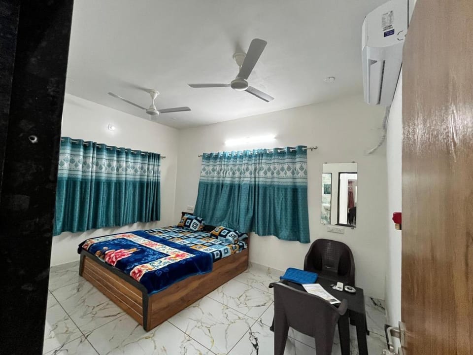 Bed, Photo of the whole room, Bedroom, air conditioner