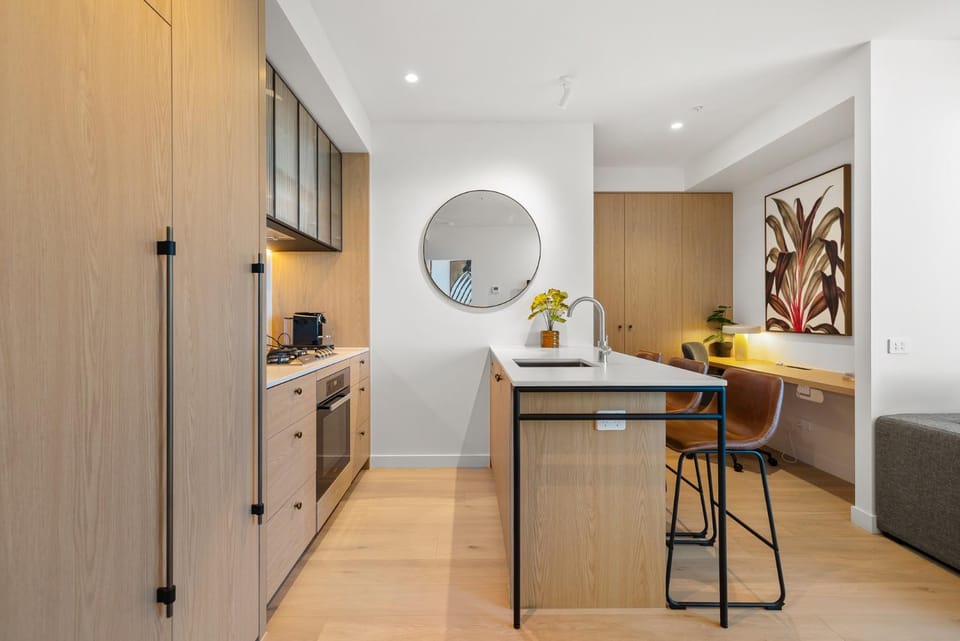 Queensbridge Luxury Living, Heated Pool, Gym, Sauna, Steam, Bar Next to Crown Apartment in Southbank