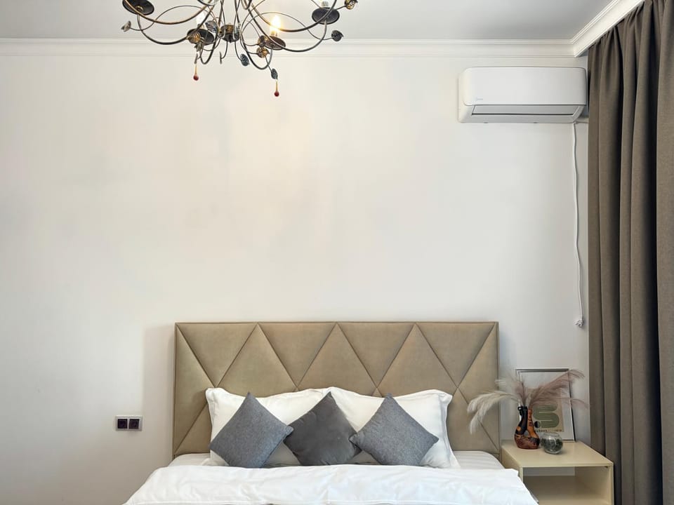 Bed, Living room, Photo of the whole room, Bedroom, air conditioner