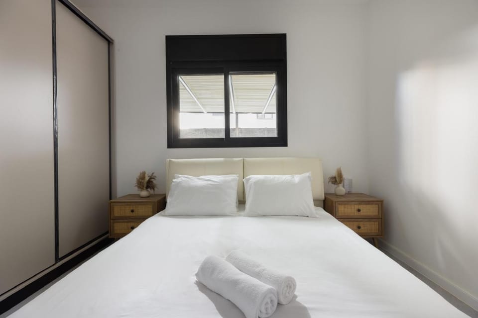 Bed, TV and multimedia, Bedroom, wardrobe, air conditioner
