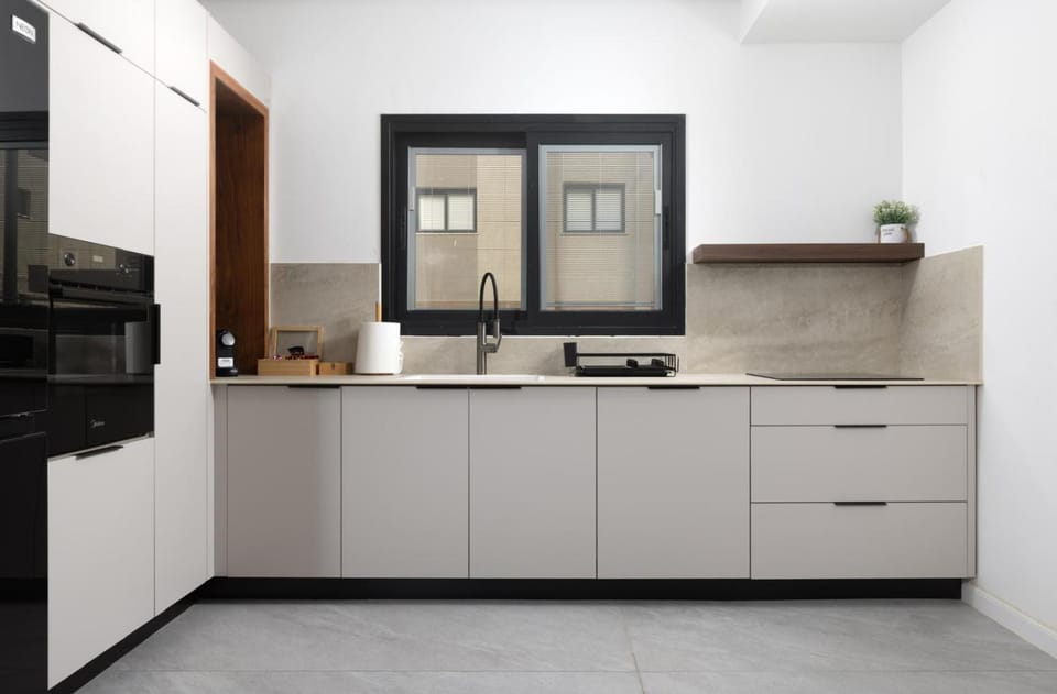 Coffee/tea facilities, Kitchen or kitchenette, microwave, minibar, oven, stove