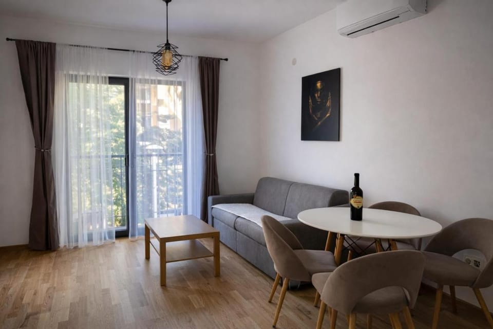 Bed, Living room, Seating area, Dining area, air conditioner
