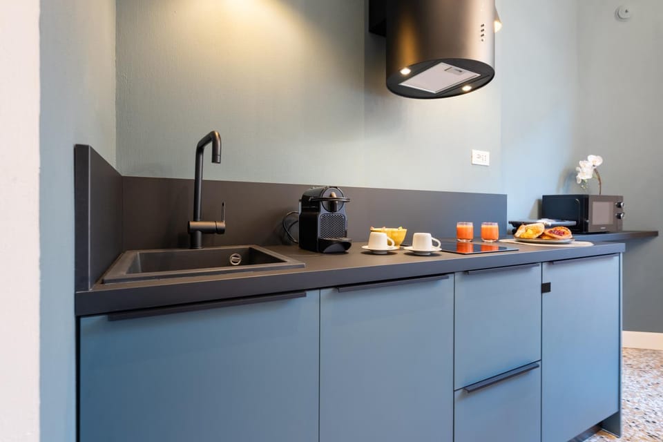 Coffee/tea facilities, microwave, kitchen, kitchen