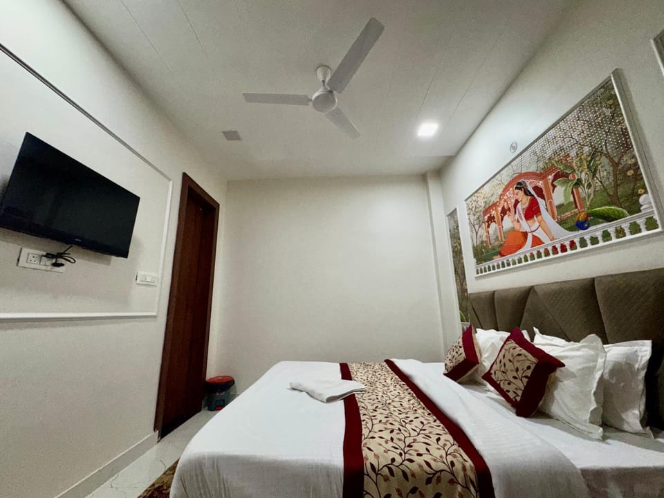 Bed, TV and multimedia, Bedroom, towels