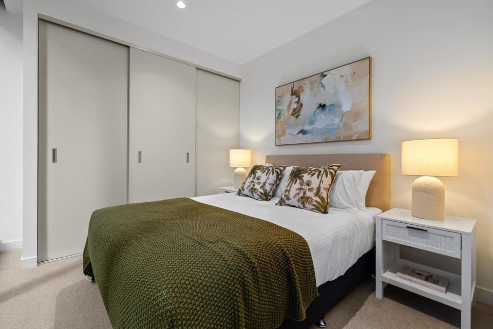 Luxury 2BR Retreat, Pool, Sauna & Prime CBD Locat Apartment in Melbourne