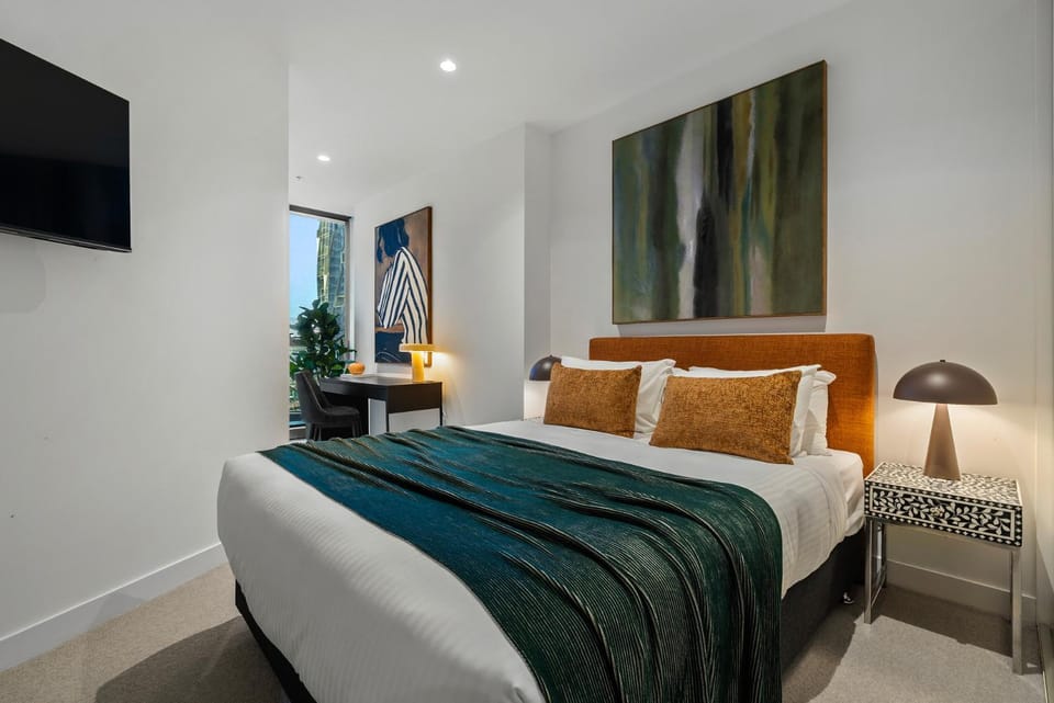 Luxury 2BR Retreat, Pool, Sauna & Prime CBD Locat Apartment in Melbourne