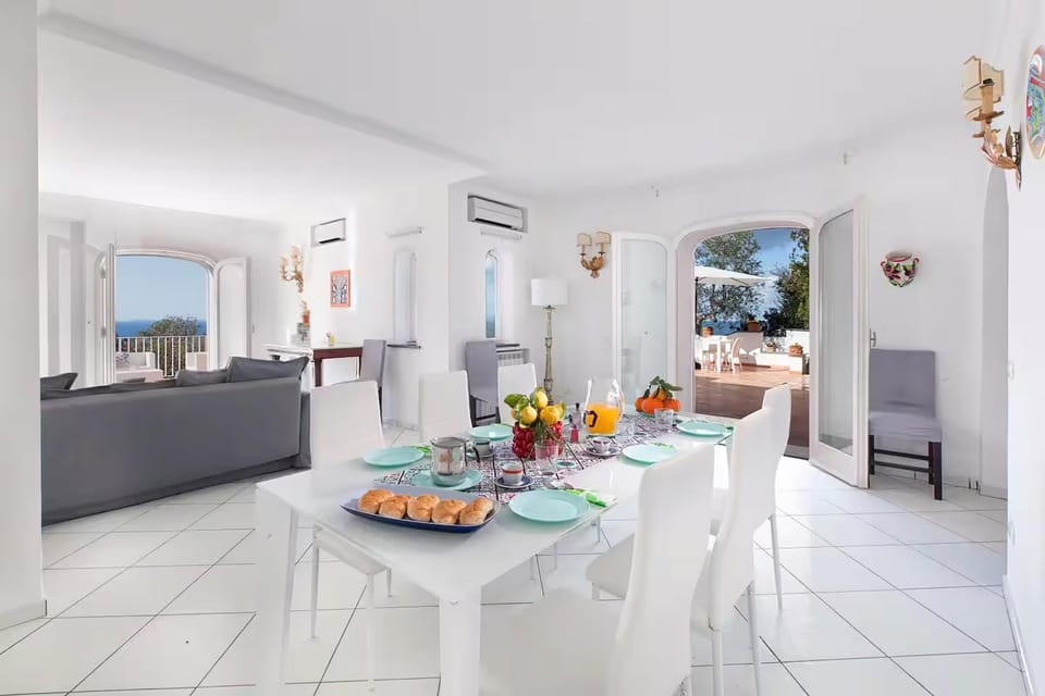 Living room, Food and drinks, Dining area, Food, air conditioner