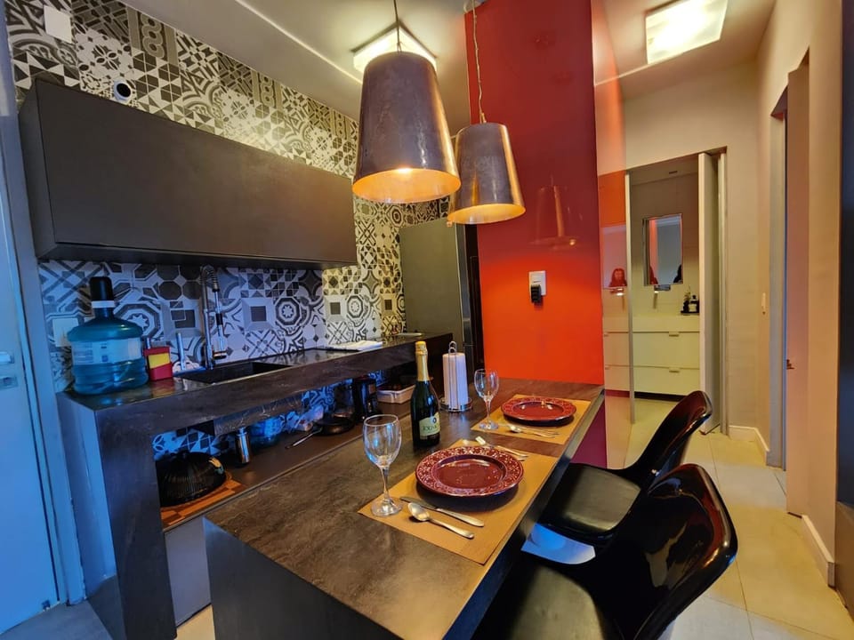 Kitchen or kitchenette, Living room, Food and drinks, Seating area, Dining area, stove