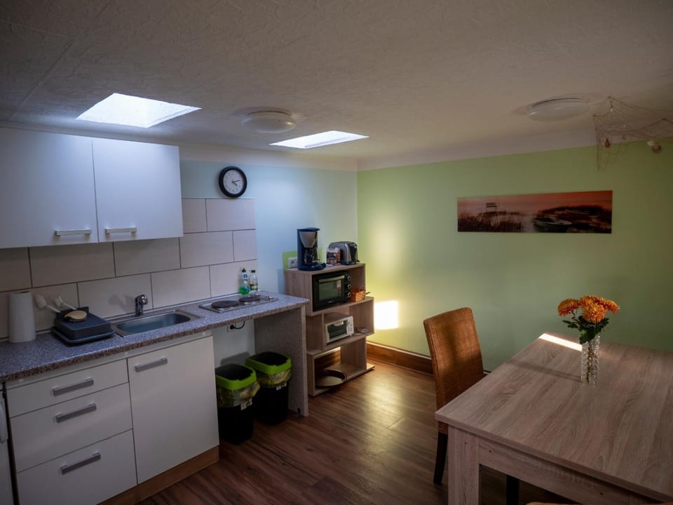 Coffee/tea facilities, Kitchen or kitchenette, Dining area, stove, toaster