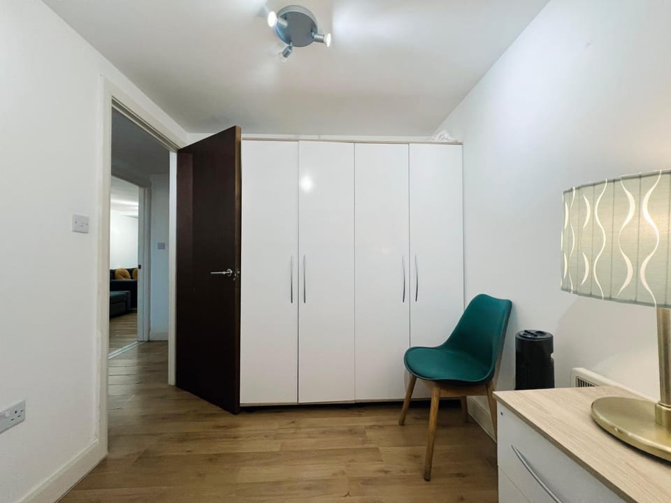 Flat 2, 1 minute to underground Apartment in London