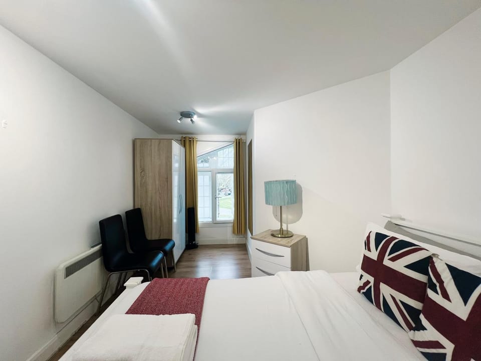 Flat 2, 1 minute to underground Apartment in London