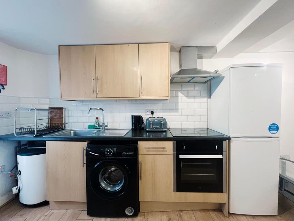 Flat 2, 1 minute to underground Apartment in London