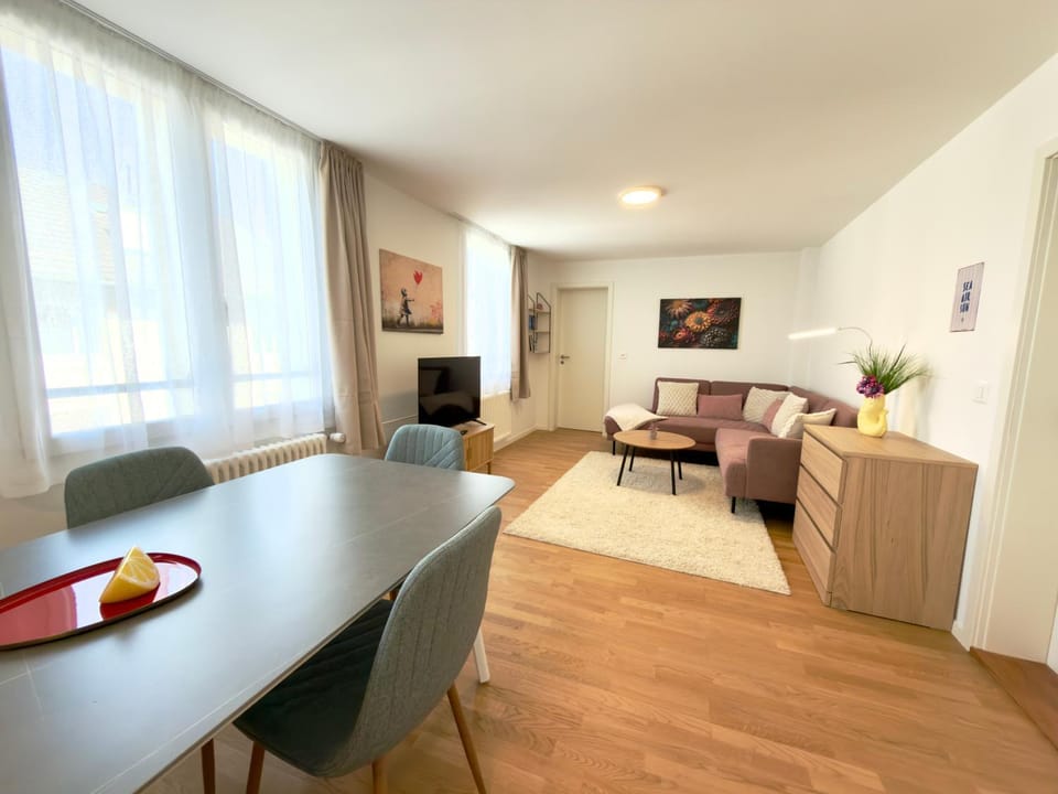TV and multimedia, Living room, Seating area, Dining area