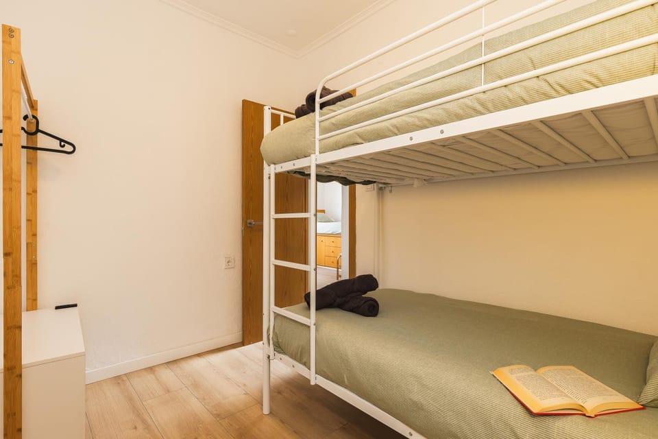 Bedroom, bunk bed