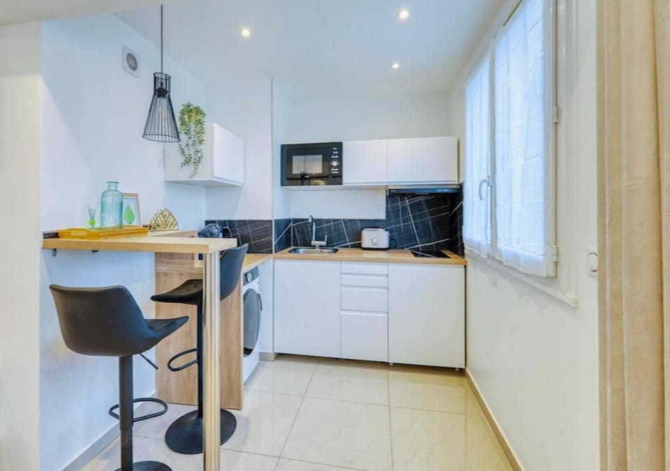 Coffee/tea facilities, microwave, stove, toaster, washing machine, kitchen