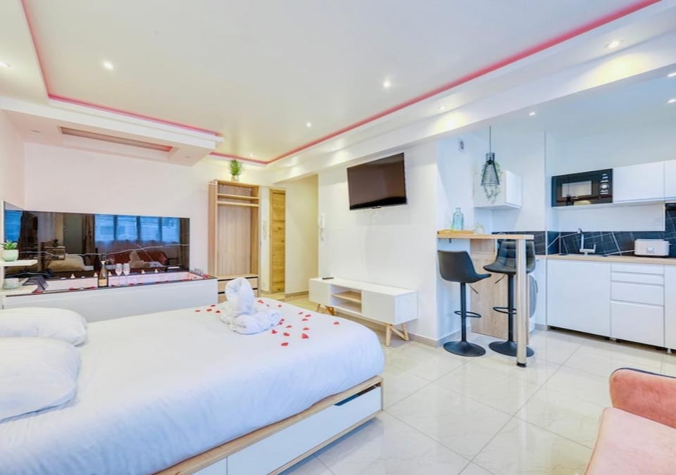 Hot Tub, Photo of the whole room, kitchen