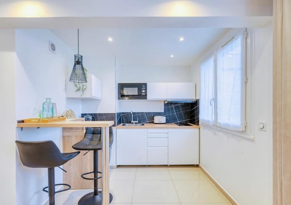 Coffee/tea facilities, microwave, stove, toaster, kitchen