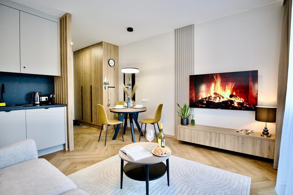Bed, TV and multimedia, Kitchen or kitchenette, Living room, Photo of the whole room, Seating area, Dining area, Bedroom, flat iron
