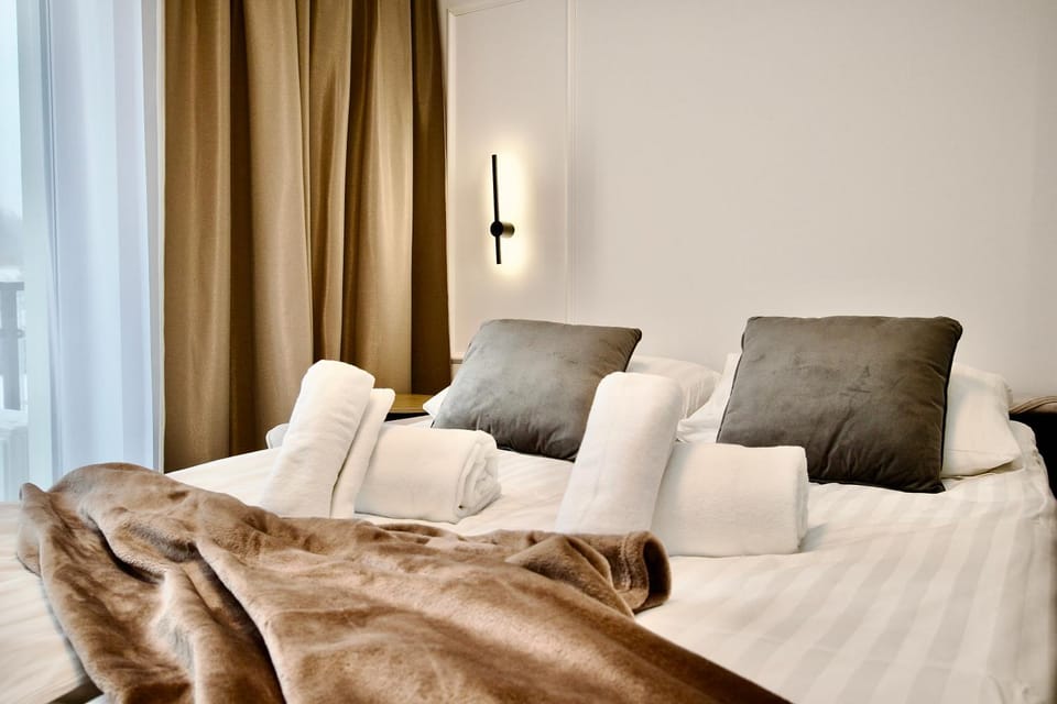 Bed, towels