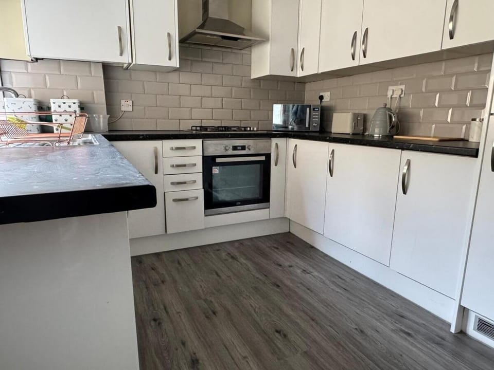 Coffee/tea facilities, Kitchen or kitchenette, oven