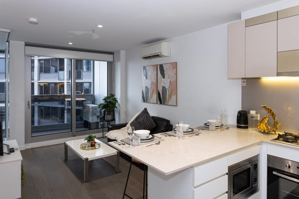 Lux 2BR CBD Apartment with Pool Spa Gym and City Views Apartment in Melbourne