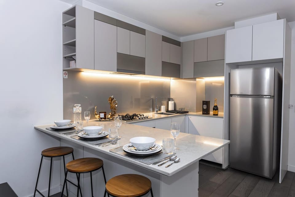 Lux 2BR CBD Apartment with Pool Spa Gym and City Views Apartment in Melbourne