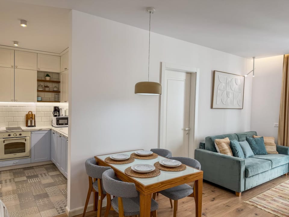 Kitchen or kitchenette, Living room, Seating area, Dining area