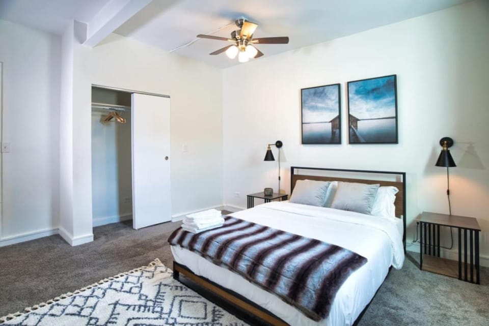 McCormick 4BR Huge Unit w/ Pool Table | Sleeps 10 Apartment in South Loop