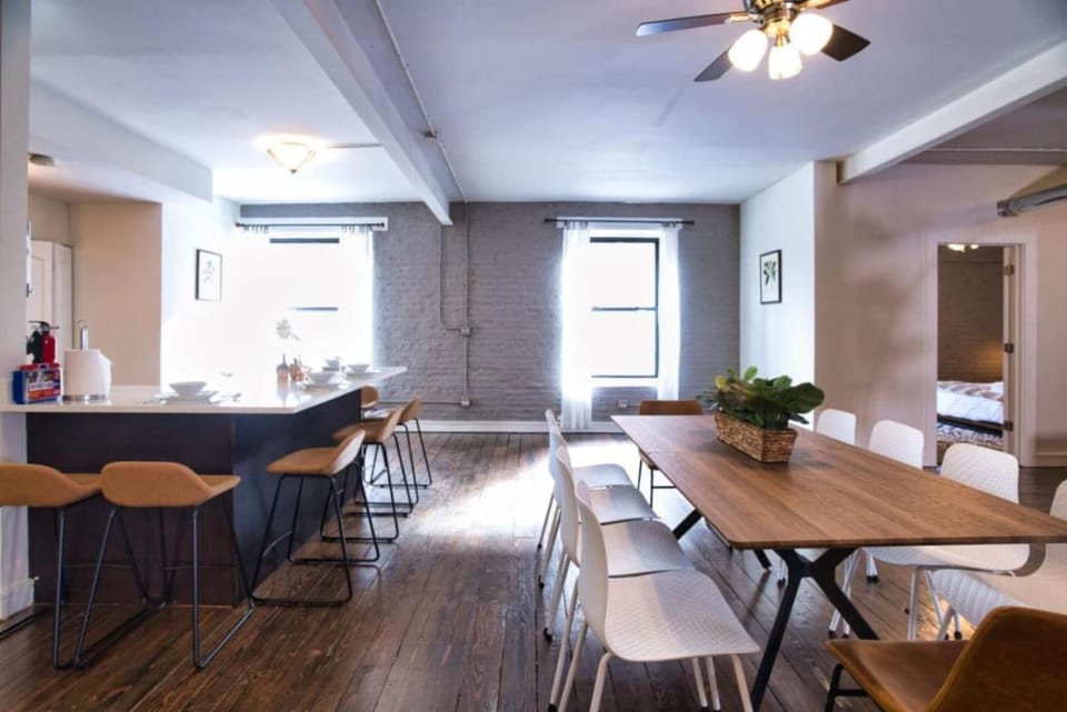McCormick 4BR Huge Unit w/ Pool Table | Sleeps 10 Apartment in South Loop