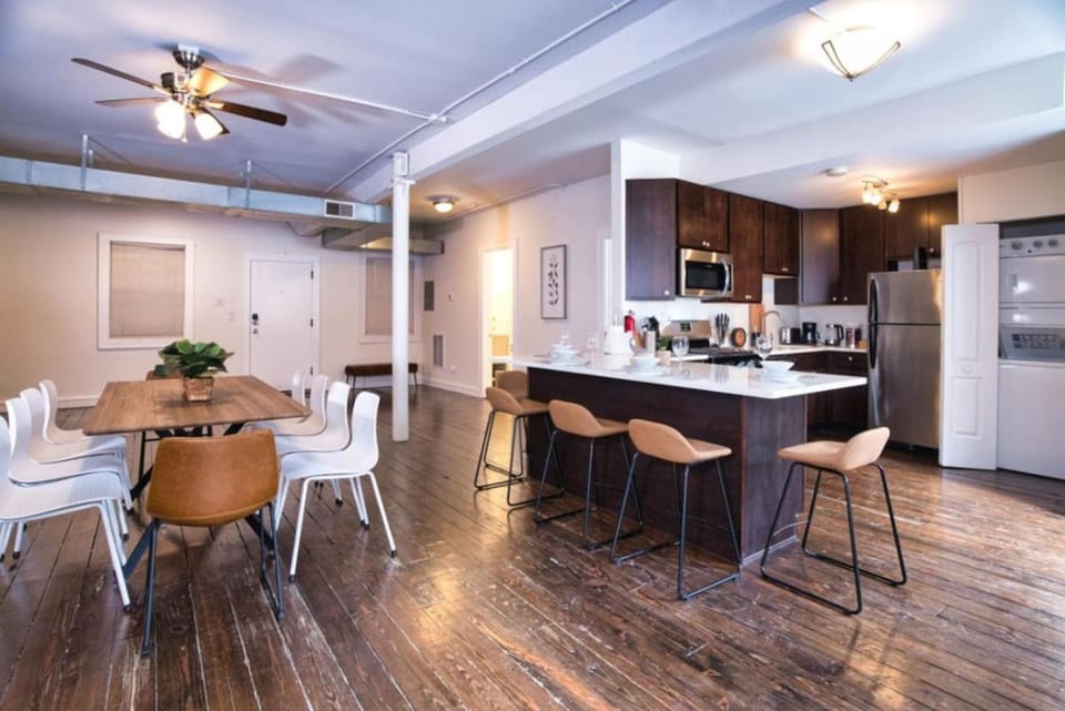 McCormick 4BR Huge Unit w/ Pool Table | Sleeps 10 Apartment in South Loop
