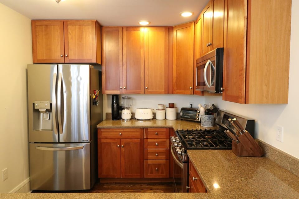 Coffee/tea facilities, Kitchen or kitchenette, dishwasher, oven, stove, toaster